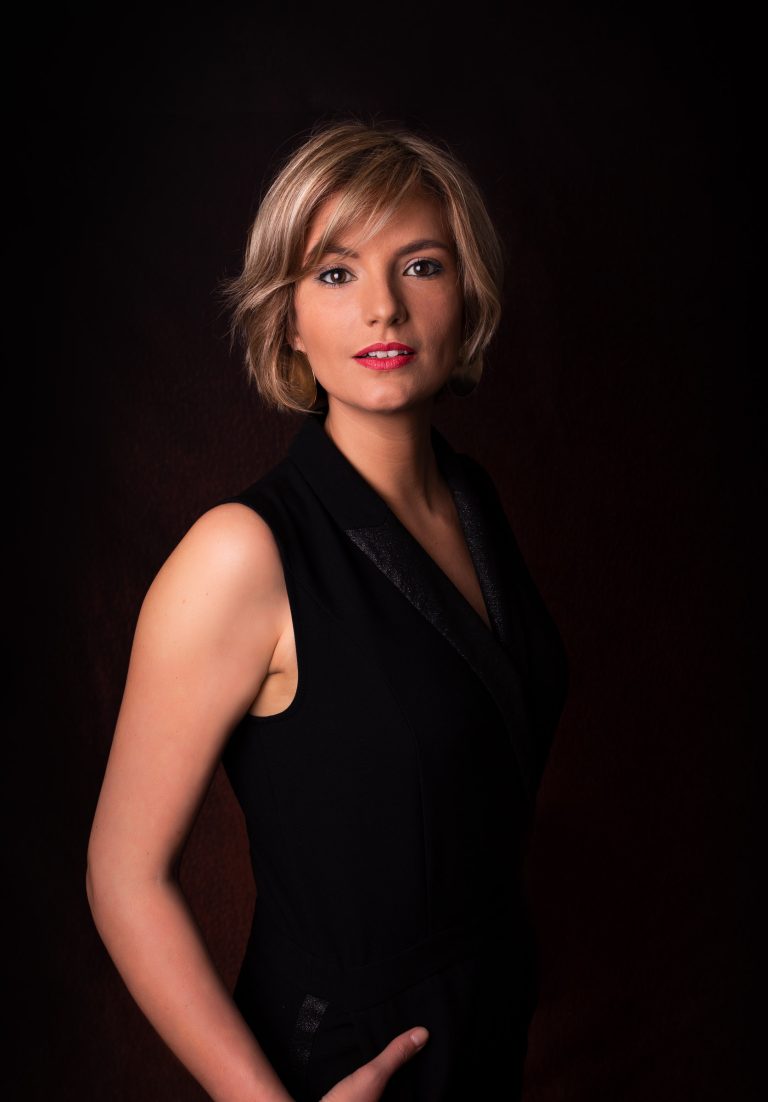"Portrait corporate d'une femme entrepreuneuse prise par StudioW à Mâcon, Villefranche et Beaujolais. Cette photo met en valeur la personnalité de la modèle et le talent du photographe pour capturer l'instant présent.